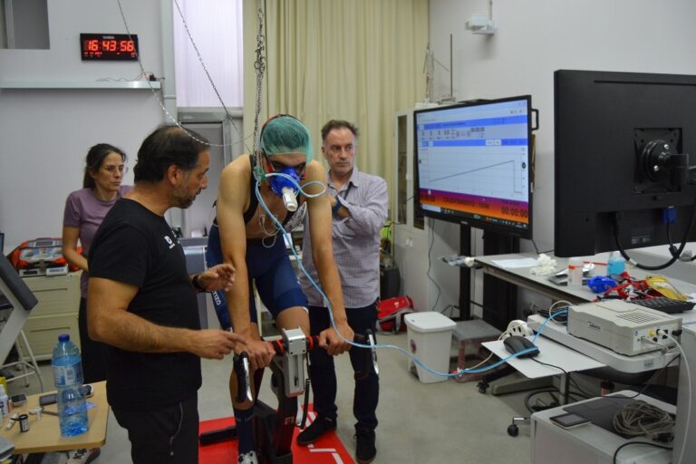 El mejor equipo ciclista sub23 de España optimiza su rendimiento en la UVigo con el apoyo del grupo HealthyFit